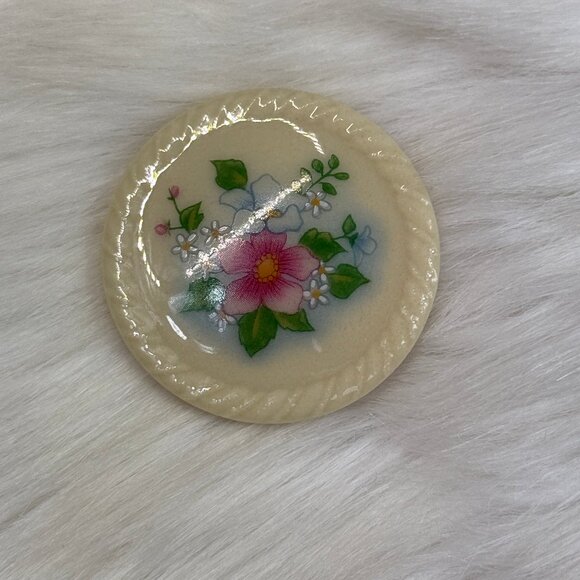 Vintage Avon 1984 Spring Bouquet Porcelain Flower Pin Brooch - Picture 1 of 4